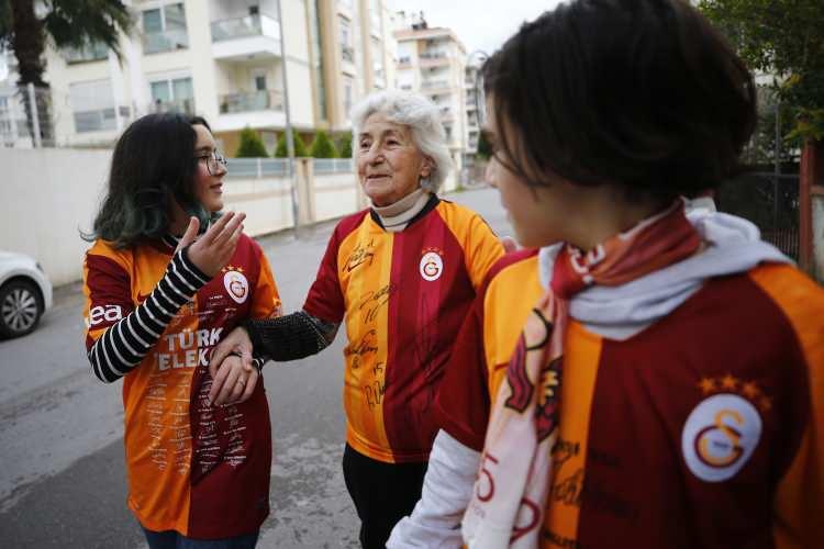 <p>Daha sonra oğlu ve torunlarıyla ekran başına geçen Sönmez, derbiyi büyük bir heyecanla takip etti. Sönmez ailesi, takımlarının tarihi galibiyetini tezahüratlarla kutladı. </p>

<p> </p>
