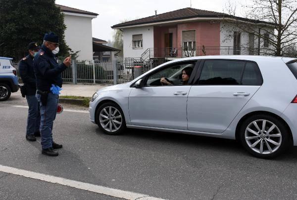 <p>Kasabaların girişlerini tutan medikal maskeli polisler bölgede kuş uçurtmuyor. Uluslararası kurallar karantina süresini iki hafta süresince öngörüyor. </p>