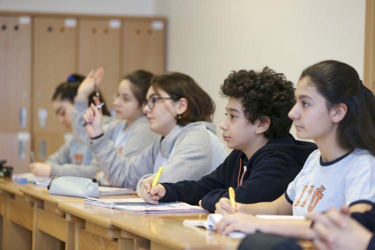<p>İTÜ Geliştirme Vakfı Beylerbeyi Ortaokulu Fen Bilimleri Bölüm Başkanı Sevgi Döndü, okulun fen bilimleri çalışmaları hakkında bilgi vererek, "Öğrencilerimizin akademik başarıları bizim için çok önemli ancak hayatta karşılaştıkları bir probleme çözüm bulmalarının da onlara çok şey kattığını düşünüyoruz. Eminim ki Mustafa, hem kendisini hem okulumuzu hem de ülkemizi en güzel şekilde temsil edecek." diye konuştu.</p>
<p> </p>