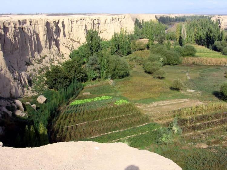 <p>Bölgedeki su sıkıntısından ötürü 2 bin yıl önce Tanrı Dağları'nda Turfan istikametinde toplam uzunluğu 5 bin 272 kilometre olan yeraltı su kanalları inşa edilmesinin ardından bölge, cenneti andıran büyüleyici manzaralara sahip.</p>
<p> </p>