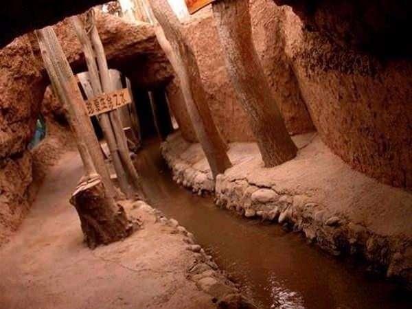 <p>Kanallar çölün altından ağ gibi örülmüş.</p>

<p> </p>
