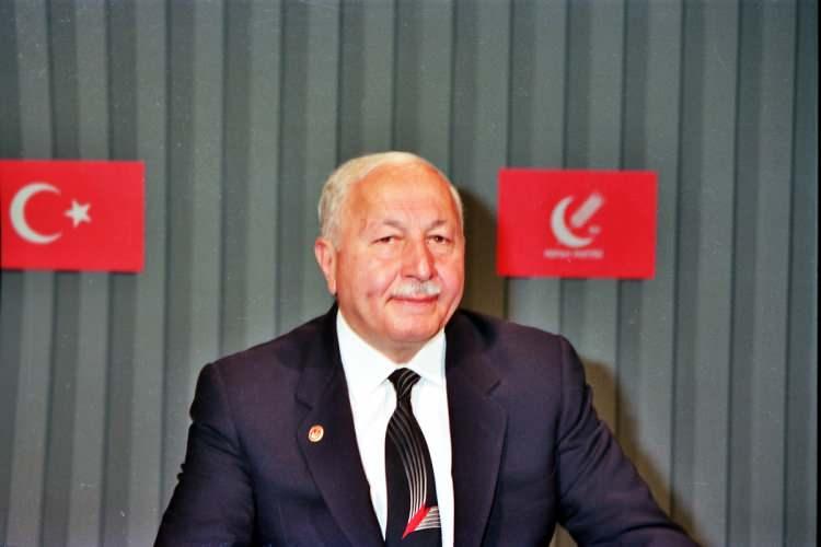 <p><strong>Refah Partisi birinci parti oldu</strong></p>

<p>Necmettin Erbakan, 20 Ekim 1991 seçimlerinde Konya'dan yeniden milletvekili seçildi.</p>

<p>Parti, 1995'teki genel seçimlerde yüzde 21,7 oy oranıyla sandıktan birinci çıktı. Erbakan, Meclise Konya milletvekili olarak girdi.</p>

<p>Cumhurbaşkanlığı koltuğundaki Süleyman Demirel, hükümeti kurma yetkisini Refah Partisine vermedi. Kurulan DYP-ANAP hükümeti 3 ay sürdü.</p>
