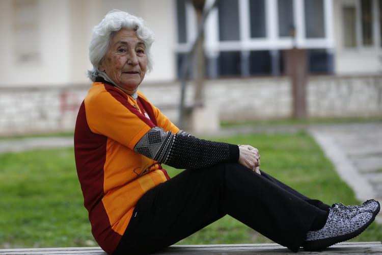 <p>Antalya'da 80 yaşındaki Galatasaray taraftarı Gönül Sönmez'in futbol tutkusu görenleri şaşırtıyor. </p>
