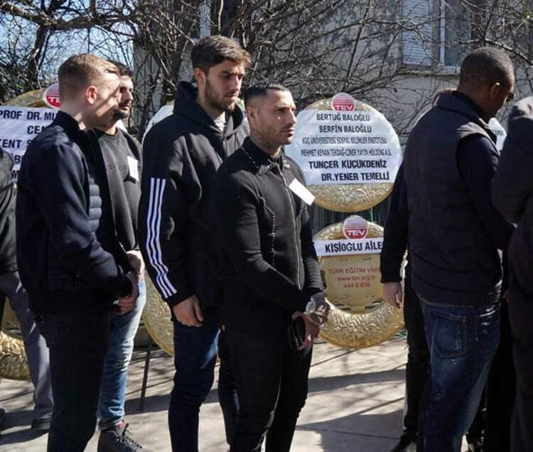 <p>Quaresma da diğer yabancı futbolcularla birlikte cenaze töreninde hazır bulundu.</p>
<p> </p>