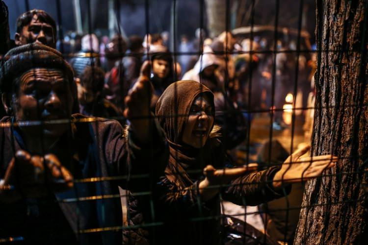 <p> Başta İstanbul olmak üzere Anadolu'nun pek çok kentinden Edirne'ye gelen düzensiz göçmenler, özellikle Yunanistan'la kara sınırının olduğu Karaağaç Mahallesi'ndeki Pazarkule Sınır Kapısı civarında bekliyor.</p>
