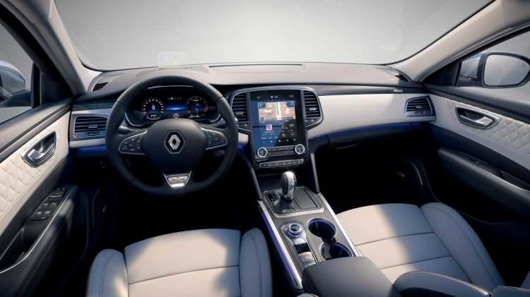 <p>Renault Talisman'a dışarıdan baktığımızda elden geçirilmiş radyatör ızgarası ve opsiyon olarak gelen yeni matrix LED farlar dikkat çekiyor.</p>
