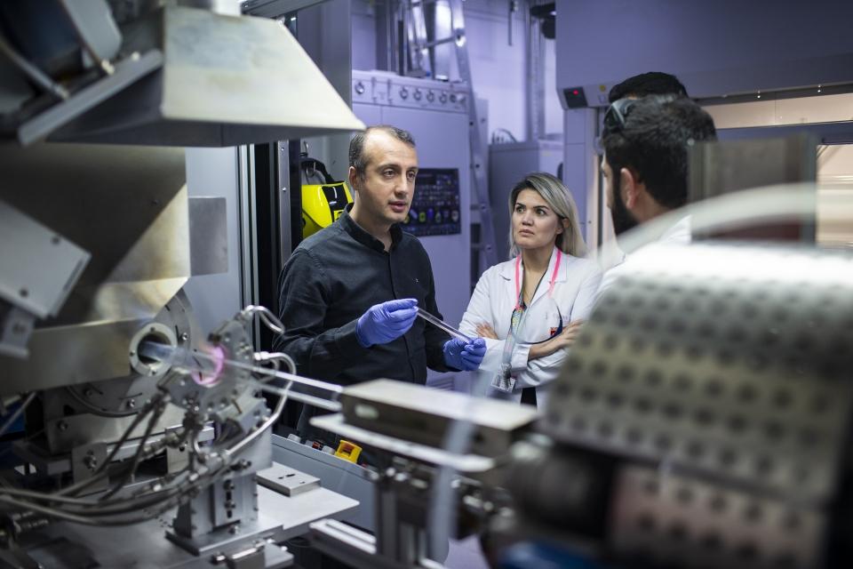 <p>Merkezde 400'den fazla araştırma ve destek personelinin nanobilim ve nanoteknoloji konularında çalışmaları yürüttüğünü anlatan Yıldırım, "Burada malzeme bilimleri ve mühendisliği, elektrik ve elektronik, fizik, kimya, biyoloji gibi alanlarda disiplinler arası çalışmalar yapılıyor. UNAM'da ürettiğimiz en önemli ürünlerimizden biri yerli ve milli olarak geliştirdiğimiz fiber. Bunun dışında da UNAM çalışmalarından çıkan çok sayıda ürünler de var." dedi.</p>

<p> </p>
