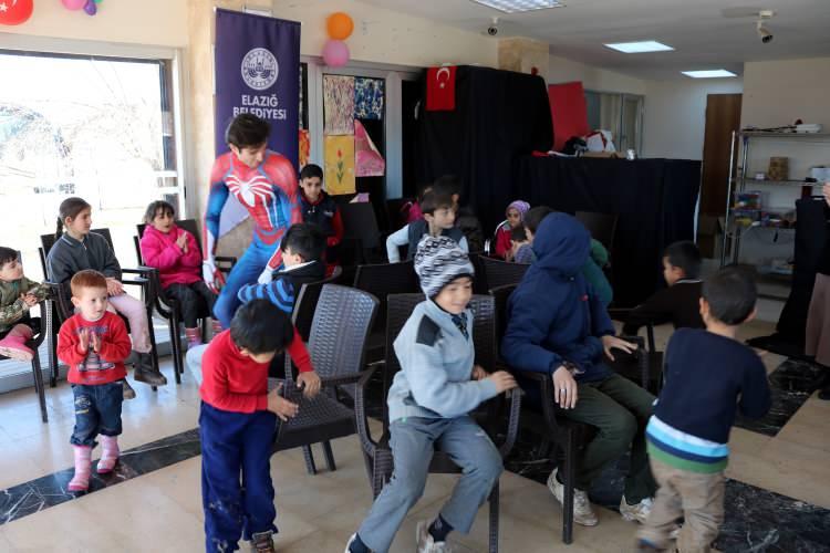 <p>- "Gözlerindeki o parıltıyı görmek her şeye bedel"</p>

<p>Soylu, deprem gibi önemli olayların yaşandığı bölgelerde bu tür etkinliklerin önemli olduğuna işaret ederek, şöyle konuştu:</p>
