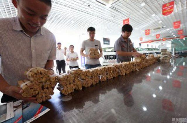 <p>Çin'in Fujian bölgesinde bir adam araba satın almak için 100 bin Yuan değerindeki arabanın ödemesini madeni parayla yapmıştı.</p>