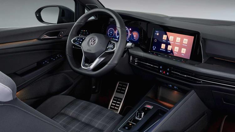 <p>Volkswagen, 2020 Golf modelinde akıllıca bir sistem geliştirmiş. Adaptif amortisör sistemi Individual, yani kişisel modda iken sürüş ayarlarınızı kaydedip saklayabiliyorsunuz. Comfort modunda yoldan izole bir sürüş vadeden Volkwagen, Sport modunda ise minimum gövde hareketi sağlayan amortisörler ve doğrudan direksiyon tepkilerinin olduğunu belirtmiş.</p>
<p> </p>