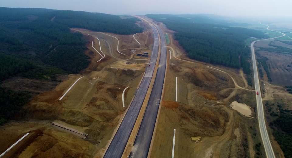 <p>Kınalı-Tekirdağ-Çanakkale-Balıkesir Otoyolu çalışmaları kapsamında proje başlangıcı olan Malkara kavşağı ile Umurbey beldesi arasındaki 83,4 kilometrelik kesimde güzergahın görüntüsü belli olmaya başladı. </p>