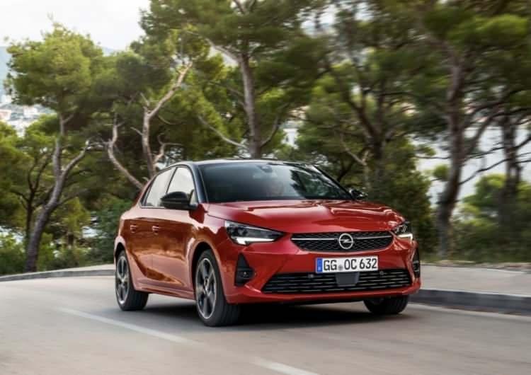 <p>Yeni Opel Corsa’nın kaputu altında benzinli ve dizel motor seçenekleri mevcut. Benzin cephesinin giriş seviyesinde 75 beygir güç üreten 1.2 litre PureTech atmosferik motor yer alıyor. </p>