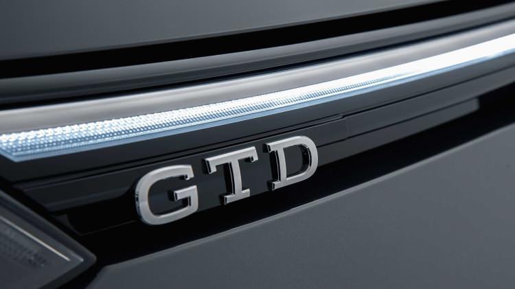 <p>2020 Golf 8 GTD'nin bir önceki modelle tek farkı doğaya karşı davranışı değil. Eskiden 184 bg güç, 380 Nm tork üreten araç 2.0 TDI Evo'nun gelişiyle 200 bg güç, 400 Nm tork sunacak. Önden çeker modeldeki tek şanzıman seçeneği -GTI'ın aksine- 7 ileri DSG olacak.</p>
