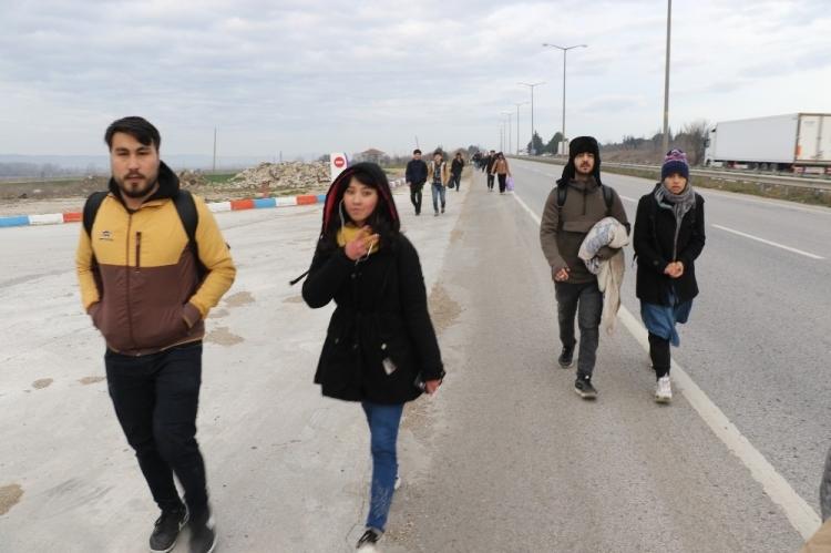 <p>Türkiye’nin AB’ye gitmek isteyen mültecileri durdurmama kararı aldığı yönündeki açıklamalardan sonra Türkiye’nin çeşitli illerinde bulunan mülteciler Yunanistan’a gitmek için akın akın Edirne’ye geliyor.</p>

<p> </p>
