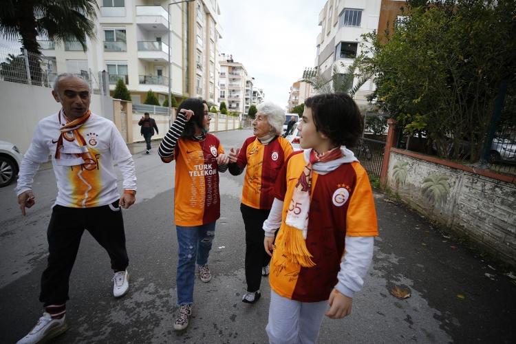 <p>Futbola olan ilgisinin hayretle karşılandığını anlatan Sönmez, bir süre önce hayatını kaybeden eşinin de evliliklerinin ilk yıllarında futbol sevgisine anlam veremediğini ifade etti. </p>

<p> </p>
