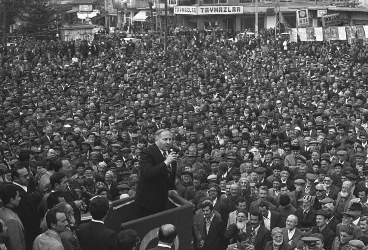 <p>Türk siyasetine ideolojisi ve üslubuyla yeni bir heyecan getiren Necmettin Erbakan, 29 Ekim 1926'da Sinop'ta doğdu. Babasının ağır ceza reisi olması dolayısıyla çocukluğu farklı şehirlerde geçen Erbakan, Kayseri Cumhuriyet İlkokulu'nda başladığı ilkokul eğitimini Trabzon'da tamamladı.</p>

<p> </p>
