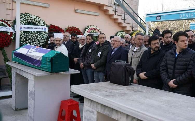 <p>"Nursal bey bizim sevdiğimiz bir abimiz, arkadaşımız ve dostumuzdu. Kulübe uzun zamandır hizmet eden bir dostumuzdu. Aramızdan ani ayrılışı bizi gerçekten üzmüştür. Tribünde eşi ve iki çocuğuyla maç seyrederken krizi geçirmesi ayrıca bizi üzmüştür. Hayat böyle bir şey. İnsan doğuyor büyüyor ve ölüyor. Dolayısıyla önemli olan şey giden kişinin arkasından güzel şeyler söylenmesidir. Biz her alanda Nursal Bey için güzel şeyler söyleyeceğiz. Çünkü ona layık bir insandı. İnşallah Allah ona gani gani rahmet eder. Mekanı cennet olur. Bize başsağlığı dileyen tüm kulüp başkanları sağ olsun var olsun. Ailesinin ve camiamızın başı sağ olsun" şeklinde konuştu.</p>

<p> </p>
