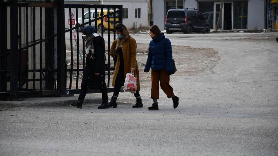 <p>Türkiye'ye getirilen ve gözlem süreleri dolan vatandaşları Zekai Tahir Burak Hastanesi'nde ziyaret eden Sağlık Bakanı Koca, tahliye edilenlerden alınan numunelerin sonuçlarının negatif olduğunu, bu kişilerin bundan sonra normal hayatlarına devam edeceklerini, herhangi bir takip gerekmediğini açıkladı.</p>

<p> </p>
