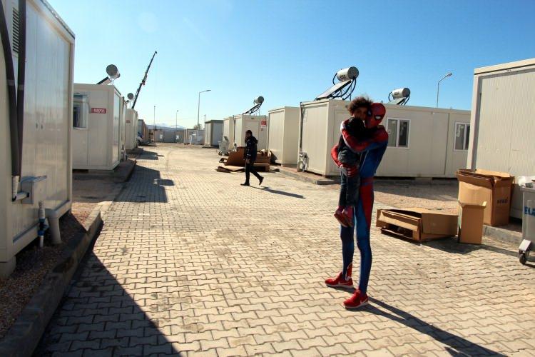 <p>Elazığ'da kostümü ile gezerek insanlarla görüştüğünü anlatan Soylu, "Bu benim için sadece bir iş değil. Örümcek Adam benim için bir yaşam tarzı. Çocukları mutlu etmeyi çok seviyorum. İlk gün yaklaşık 150 kişiye ulaştım." dedi.</p>