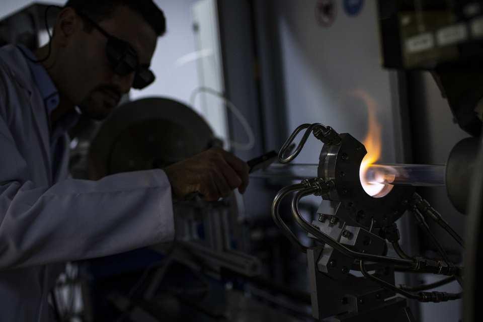 <p>Bilkent UNAM'ın Türkiye'nin fiber ihtiyacını karşılayacak düzeyde seri üretim yapılabilecek tek tesis olduğunu vurgulayan Ortaç, şöyle konuştu:</p>

<p> </p>
