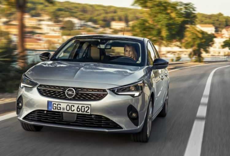 <p>2020 Opel Corsa’da kullanılan 1.2 litre turbo benzinli üniteler standart olarak 8 ileri otomatik şanzımanla (EAT8) kombine edilmiş durumda. </p>