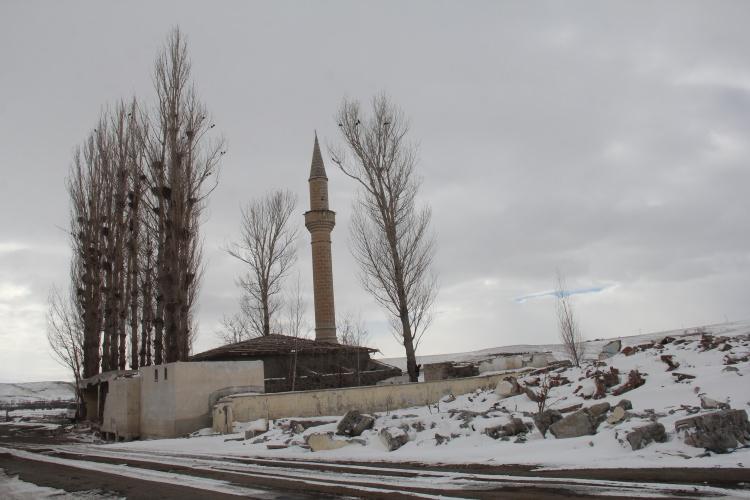 <p>Köyünü en son sular altında gördüğünü kaydeden Ekinci, "Minarenin uç kısmı görünüyordu. Şimdi sular çekilmiş ve güzel bir manzara ortaya çıkmış. Her taraf buzlar içinde, biz de bunun için tekrar köylerimizi görmeye geldik. Çok güzel bir görüntü var; yerli ve yabancı turistlerimiz için güzel bir mekan. Gelip görmelerini tavsiye ediyorum." diye konuştu.</p>
<p> </p>