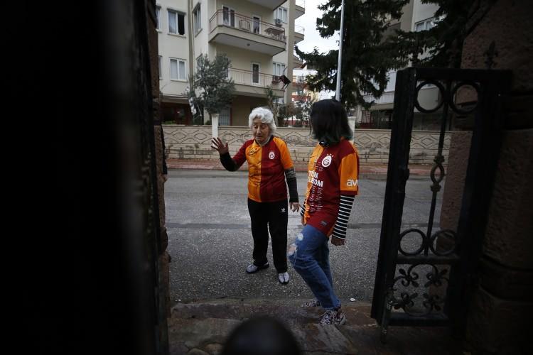 <p>Oturduğu evini 6 yıl kadar önce satın aldığını aktaran Sönmez, "Bu daireyi aldığımda oğlum yerleşirken bana 'Anneciğim ev hediyesi olarak ne istersin?' diye sordu. Ben de 50 senelik ev kadınına ne ev hediyesi alabilirsin, neye ihtiyacı olabilir ki.' dedim. Oğlum da maçları izleyebilmem için Digiturk hediye etti. Benim için çok güzel bir hediye oldu. Maçları kaçırmadan canlı olarak izleyebiliyorum." ifadelerini kullandı.</p>

<p> </p>
