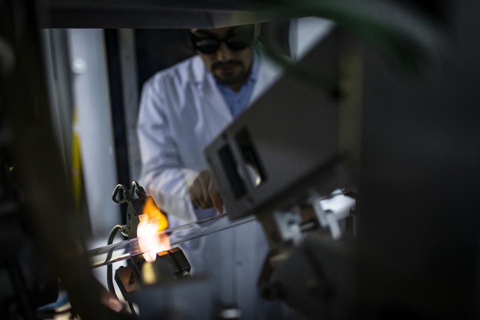 <p><strong>400'den fazla araştırmacı çalışıyor</strong></p>

<p>Bilkent UNAM Altyapı Müdürü Özgür Yıldırım da merkezin 6550 Sayılı Araştırma Altyapılarının Desteklenmesine Dair Kanun ile desteklendiğini belirterek, merkezin altyapılarının tüm Türkiye'ye ulusal bir merkez olarak hizmet verdiğini söyledi.</p>
