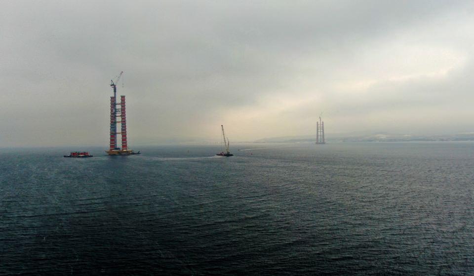 <p> Orta açıklığı 2023 metre, 770'er metre yan açıklıklar, 365 ve 680 metrelik yaklaşım viyadükleriyle, Çanakkale Boğazı'nın ilk asma köprüsünün toplam uzunluğunun 4 bin 608 metre olması planlanıyor. "2x3" şeritle hizmet verecek köprünün tabliyesi 45,06 metre genişlikte ve 3,5 metre yükseklikte olacak. Tabliyenin her iki tarafında bakım onarım amacıyla kullanılacak yürüme yolları yer alacak. 1915 Çanakkale Köprüsü'nün 2022'de kullanımına açılması planlanıyor.</p>