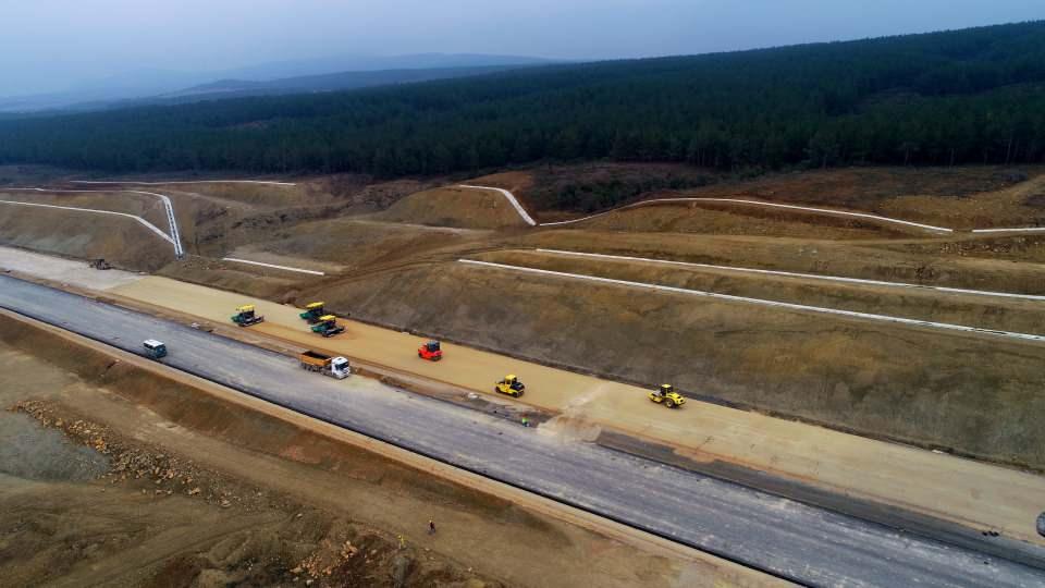 <p>Otoyolun üzerinde geçeceği güzergahın menfezleri yapılmaya devam ediyor. Bazı kısımlarda ise otoyolun asfalt dökümü gerçekleştiriyor. Otoyol güzergahındaki viyadüklerin inşattı da hızla sürüyor.</p>