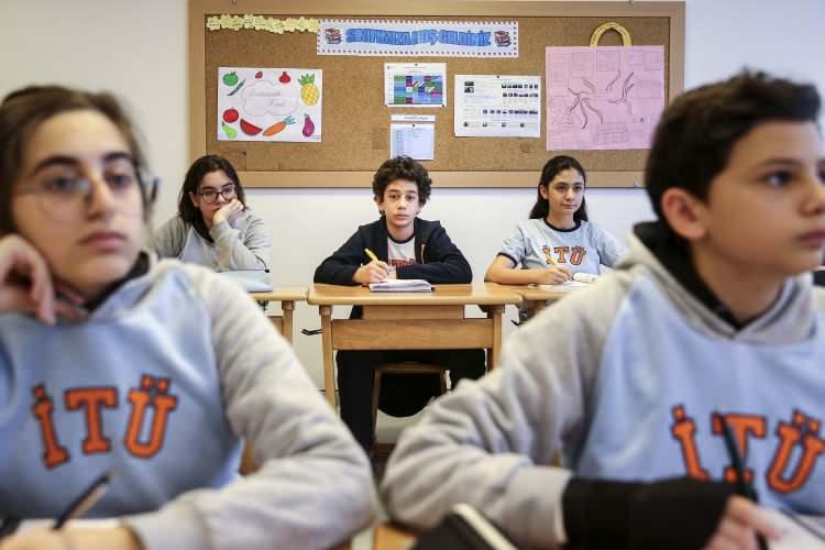 <p>Ankara'da 5-7 Mart'ta düzenlenecek 4. Uluslararası Türk Dünyası Bilim ve Kültür Şenliğinde finale kalan projelerin sunumları yapılacak, dereceye giren öğrencilere ve öğretmenlerine toplam 40 bin lira değerinde ödül verilecek.</p>
<p> </p>