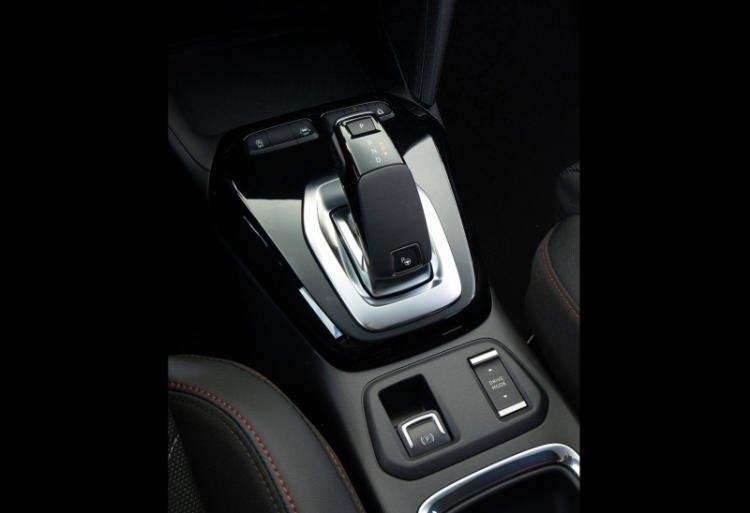 <p><span style="color:rgb(17, 17, 17)">Yeni Opel Corsa donanımları</span><br />
Yeni Opel Corsa’nın giriş seviyesi olan Essential versiyonunda 15 inç jantlar, hız sabitleyici, otomatik arka camlar ve yokuş kalkış desteği gibi özellikler standart olarak sunuluyor. </p>