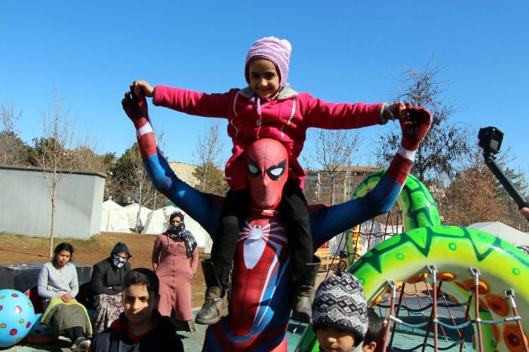 <p>"Bugün okulumuza canlı bir Örümcek Adam geldi. Görünce çok mutlu olduk. Bizi eğlendirdi." ifadelerini kullanan Alay, bu etkinlik için kendisine teşekkür ettiklerini belirtti.</p>
