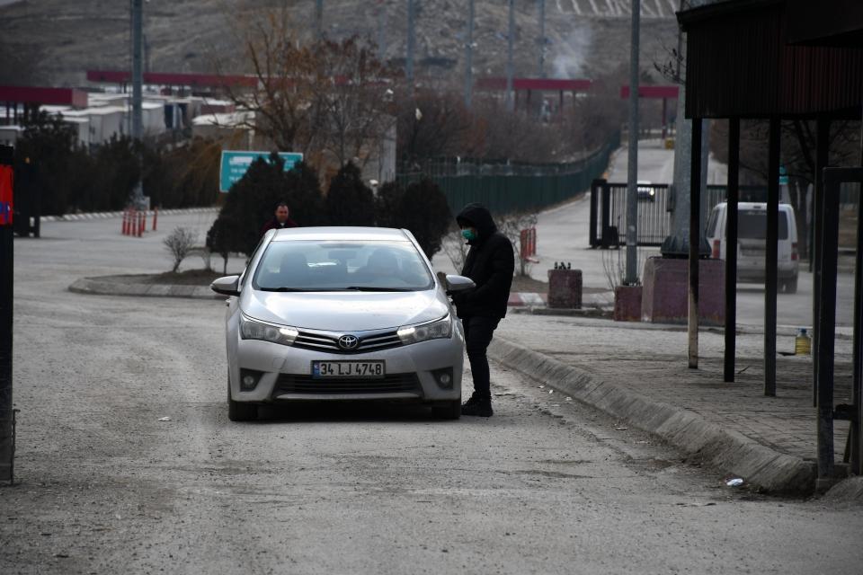 <p><strong>Çin'deki Türk vatandaşları getirildi</strong></p>
<p>Kovid-19 salgınının yaşandığı Vuhan kentindeki Türk vatandaşları, organize ve yüksek koordinasyona sahip bir operasyon sonucunda askeri kargo uçağıyla Türkiye'ye getirildi.</p>