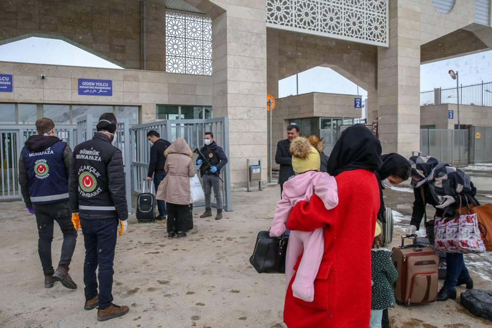 <p>İçişleri Bakanı Süleyman Soylu'nun imzasıyla 81 ildeki valilikler, İl Emniyet Müdürlükleri, İl Jandarma Komutanlıkları, İl Göç Müdürlükleri ile hudut sınır kapılarına "Hudut kapılarında alınması gereken tedbirler"le ilgili bilgilendirildi.</p>

<p> </p>
