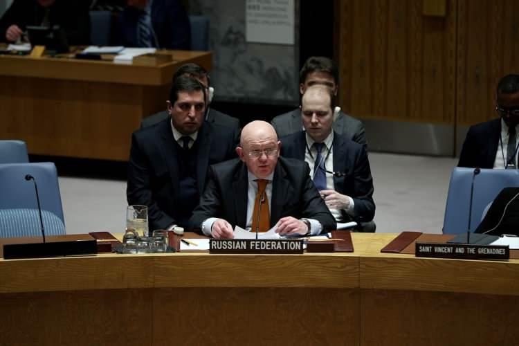 <p>Birleşmiş Milletler Güvenlik Konseyi (BMGK), Suriye'nin kuzeybatısında, İdlib'de artan gerginliği görüşmek üzere ABD'nin New York kentinde acil toplandı. Rusya'nın Birleşmiş Milletler (BM) Daimi Temsilcisi Vasiliy Nebenzya da (ortada) toplantıda yer aldı.</p>

<p> </p>
