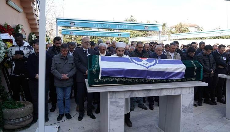 <p><strong>"O gün bana asistin var demişti"</strong></p>
<p>Denizlispor maçı öncesi Nursal Bilgin’in kendisine asist yapacağını söylediğini aktaran Aytaç Kara, "Genelde maç günlerinde konuşurduk. Böyle olacak bunu yapacaksın gibi. O gün de bana asistin var ama golü de zorlayacaksın diyordu. İçine doğmuş sanırım. Böyle güzel muhabbetlerimiz oluyordu. Kendisi çünkü çok kibar çok beyefendi futbolcularla arası çok iyi olan ki görüyorsunuz bugün herkes burada. Bizim de böyle tatlı güzel bir anımız olmuştu" dedi.</p>
<p> </p>