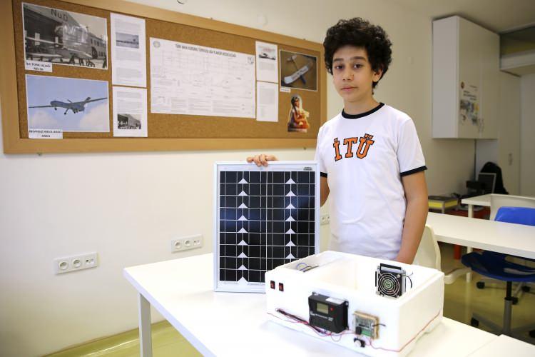 <p>Okuldaki öğretmenlerinin yönlendirmesiyle kendi güneş paneli bulunan, ısı kontrollü ve bataryalı buzdolabı yapan Cevahir, bu çalışmasıyla başvurduğu Uluslararası Türk Dünyası 4. Bilim Kültür Şenliği Buluş ve Proje Yarışması'nda 3 bin proje arasından finale kaldı.</p>

<p> </p>
