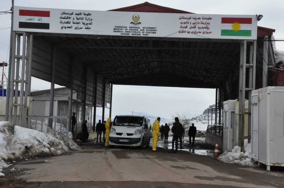 <p><strong>Van'da şüpheli vakalar için özel bölüm oluşturuldu</strong></p>

<p>İran'da koronavirüs nedeniyle ölümlerin yaşanmasının ardından komşu ülkeyle yaklaşık 300 kilometre sınır hattı bulunan Van'da, üst düzeyde önlemler alındı. İlk etapta Van'ın İran'a açılan Kapıköy Gümrük Kapısı'nda görevlendirilen doktor ve hemşireler, Türkiye'ye giriş yapanları sağlık kontrolünden geçirdi. </p>
