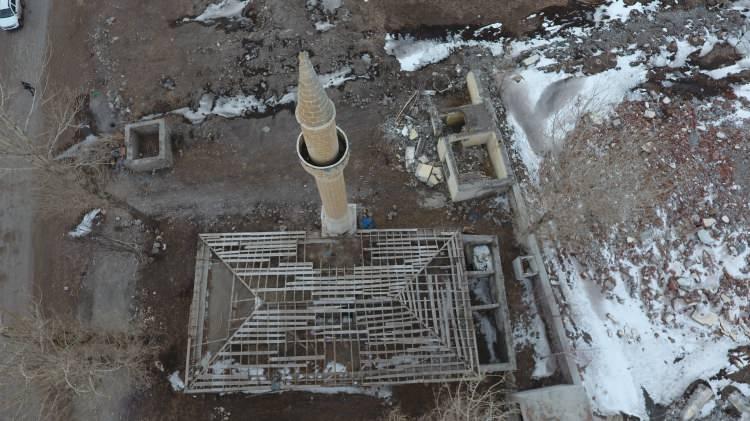 <p>Erzurum'dan bölgeyi ziyarete gelen doğa fotoğrafçısı Okan Yılmaz, AA muhabirine yaptığı açıklamada, Kars'ta öğrenim gördüğü yıllarda sular altında kalan köyleri görüntülediğini, sular çekilince tekrar köye geldiğini söyledi.</p>

<p> </p>
