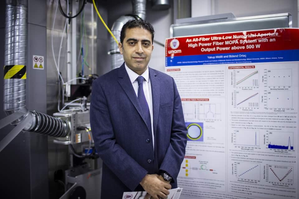 <p>Fiberleri, modifiye kimyasal buhar biriktirme yöntemiyle ürettiklerini anlatan Ortaç, "preform" denilen, belirli gazlar yönlendirip, yüksek sıcaklık ve oksijenle cam tüp içinde biriktirme yaparak ve ardından çöktürüp cam çubuk haline getirilen ara ürünün, belirlenen çekim hızı, çekim sıcaklığı gibi parametrelerle istenilen çaplarda fiber haline getirildiğini bildirdi.</p>
<p> </p>