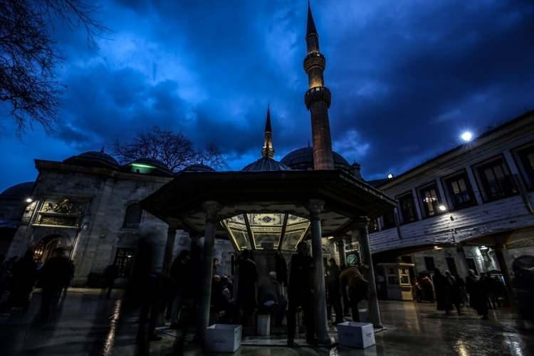 <p>Üç ayların müjdeleyicisi olarak kabul edilen Regaip Kandili münasebetiyle Eyüp Sultan Camisi'nde program düzenlendi. Camiye gelen vatandaşlar namaz kılarak dua etti.</p>
<p> </p>
