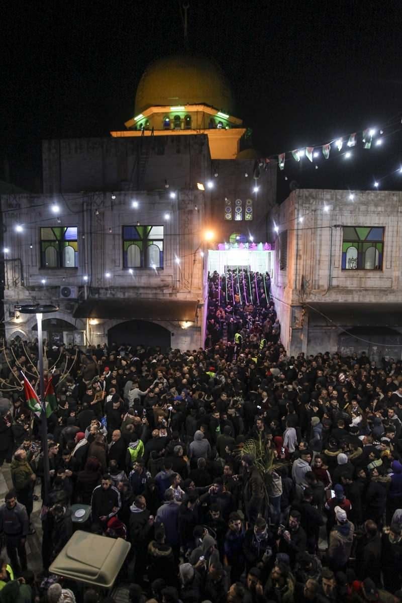 <p>Sabah namazı için kentteki en-Nasır Camisi'ne gelen Filistinliler, namazın ardından sözde barış planına karşı sloganlar attı.</p>
