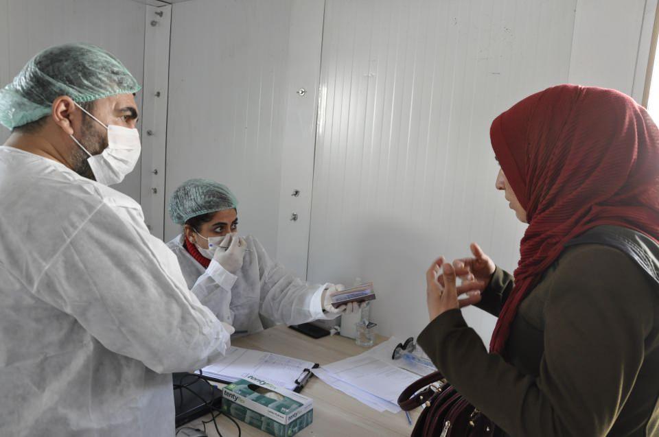 <p>Sınır kapısında görevlendirilen doktorlar, 24 saat esasına göre giriş-yapan yolcuları sağlık taramasından geçiriyor. </p>
<p> </p>