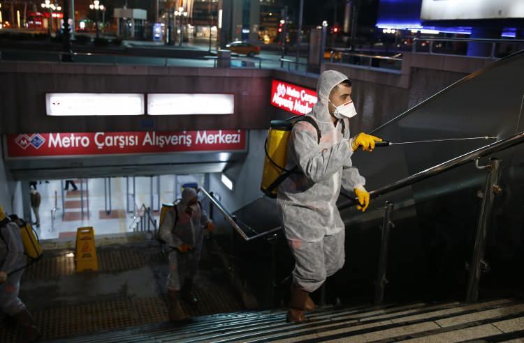 <p>Ankaray ve metro istasyonlarının yanı sıra yolcu vagonları, teleferik hatları ve EGO otobüsleri ile halkın yoğun olarak kullandığı Ankara Şehirler Arası Terminal İşletmesi (AŞTİ) ve Aile Yaşam Merkezlerinin de her gece düzenli olarak dezenfekte edileceği de açıklandı.</p>

<p> </p>

