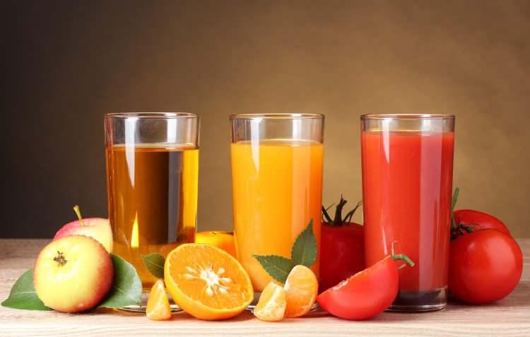 <p><span style="color:#800080"><strong>MEYVE SULARI </strong></span></p>

<p>Sağlıklı besinler listesinde smoothieler yer alır. Meyve sularından elde edilen bu içeçek diyet yapanlar için vazgeçilmezdir. Ancak bazı kimseler evde hazırlamadıkları için dışarıdan satın alır. Dışarı da ise bu hazırlanan smoothielerin içeriklerinde uzun süreli tüketmek için bazı maddeler konulur. Bu da besinleri sağlıksız hale getirir. </p>
