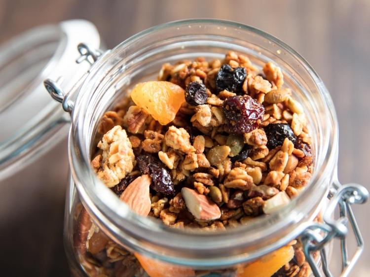 <p><span style="color:#800080"><strong>GRANOLA</strong></span></p>

<p>Kurutulmuş tahıllar ve meyvelerle hazırlanan bu besine şeker eklenir. Ancak granola diyet besini olarak satılır. Bu yüzden uzmanlar bu besinlerin evde hazırlanmasını tavsiye eder. </p>
