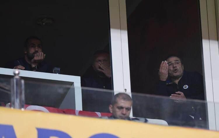 <p>Geçen hafta oynanan Galatasaray derbisinde kırmızı kart gören ve 1 maç ceza alan Fenerbahçe Teknik Direktörü Ersun Yanal, Antalyaspor maçında takımının başında yer alamadı. Maçı locadan takip eden Yanal'ın sinirli tavırları dikkat çekti...</p>

<p> </p>
