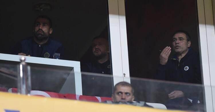 <p>Yanal, ayrıca devre arasında talimatlarını Volkan Demirel'e iletti. O da soyunma odasına indi ve futbolculara taktikleri aktardı.</p>
<p> </p>