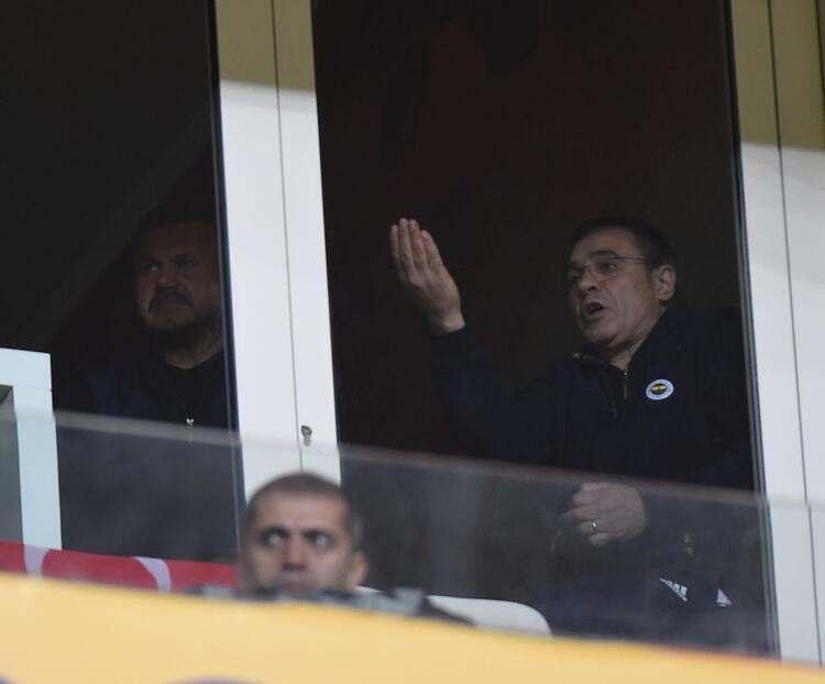 <p>Ersun Yanal, 3-1 yenildikleri Galatasaray derbisinde kırmızı kart görmüş ve PFDK tarafından 1 maç ceza almıştı.</p>
<p> </p>